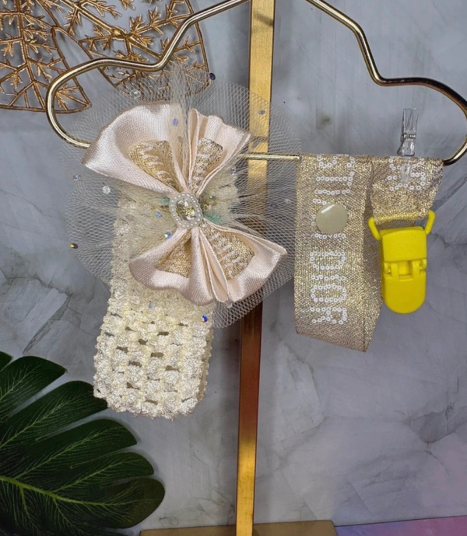 Ensemble attache-tétine + bandeau bébé doré et ivoire – Élégance & douceur